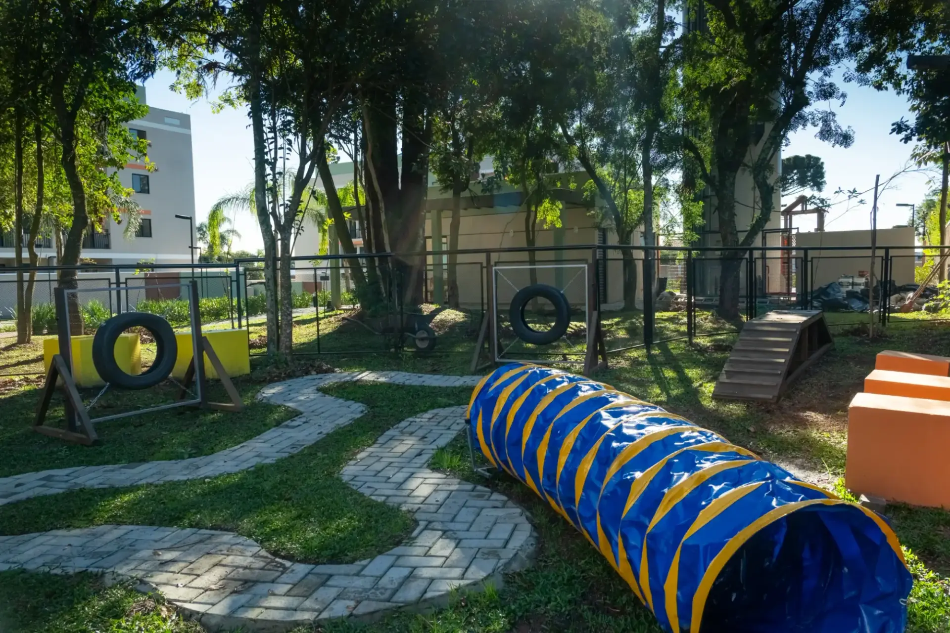 Circuito de agility do pet square do MEO Hauer entregue, entre as árvores