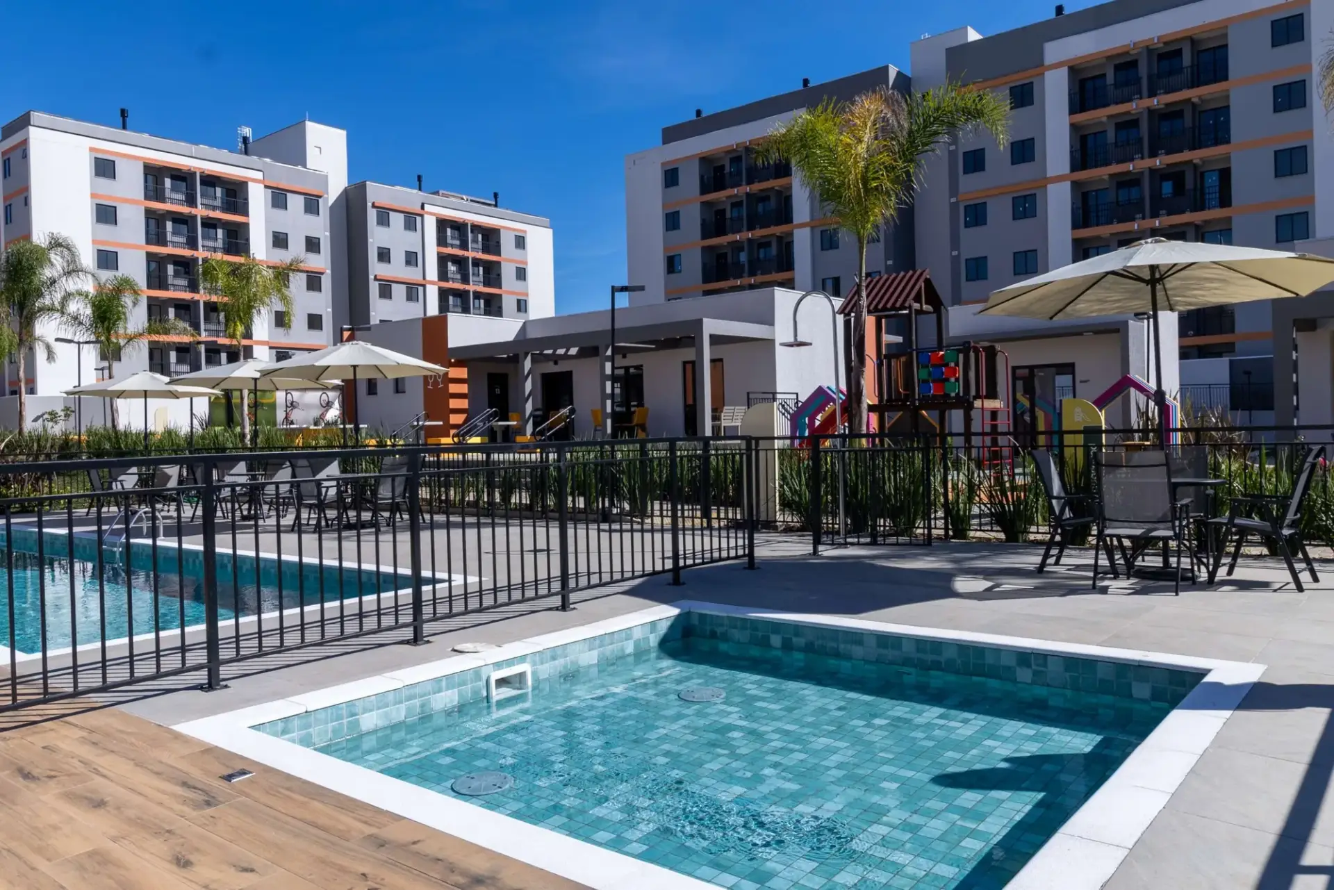 Piscinas adulto e infantil do MEO Neoville entregue, com deck e guarda-sóis