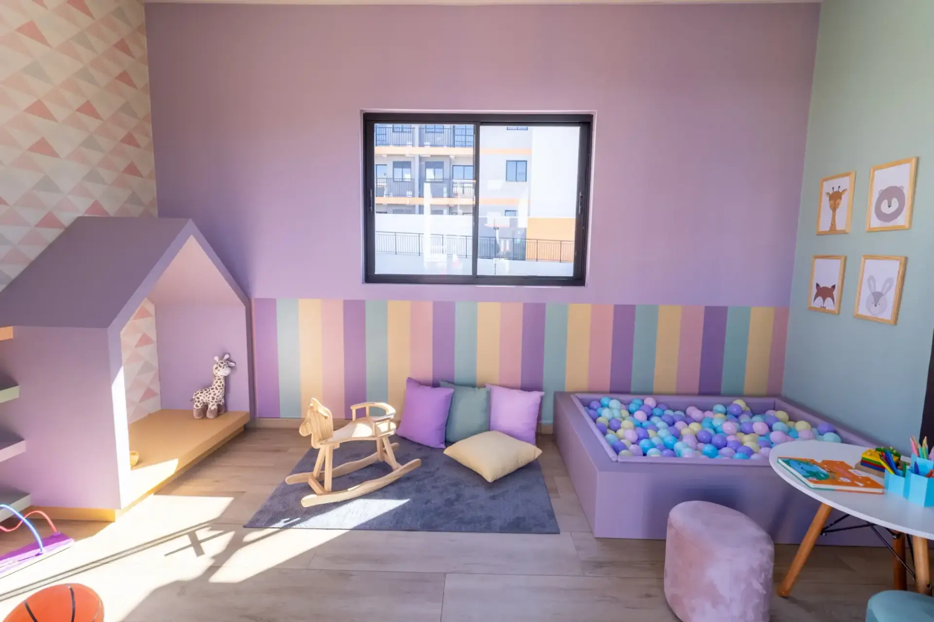 Espaço kids do MEO Neoville entregue, com piscina de bolinhas e casinha de brinquedo